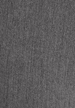 Tela de color gris texturizada con un patrón entrelazado, que muestra un brillo sutil y una textura suave, adecuada para aplicaciones de tapicería o confección de prendas.