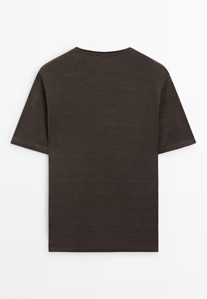 Ciemnobrązowy t-shirt z krótkim rękawem i okrągłym dekoltem, położony na płasko, pokazujący tylną stronę z gładką teksturą, bez widocznych logo czy wzorów.