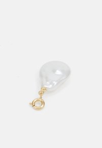 Orecchini a pendente con una grande perla d'argento lucente di forma irregolare. Fissati con un gancio circolare in oro per una chiusura sicura.