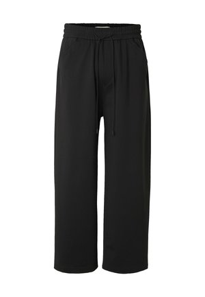 Pantaloni negri cu croială largă, cu talie elastică și șnur reglabil, prevăzuți cu buzunare laterale.