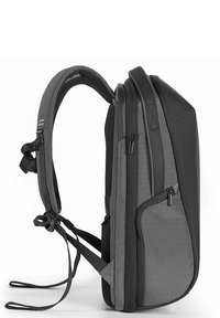 Zaino in tessuto grigio con accenti neri, forma sagomata, spallacci in rete imbottita, numerose tasche con zip e base rettangolare.
