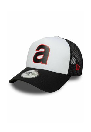 Weiß-schwarze verstellbare Baseballkappe aus Mesh mit einem großen schwarzen Kleinbuchstaben "a", der rot umrandet ist, auf dem Vorderteil.