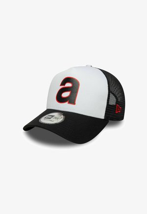 Casquette de baseball réglable en mesh blanc et noir avec un grand "a" minuscule noir contourné de rouge sur le panneau avant.