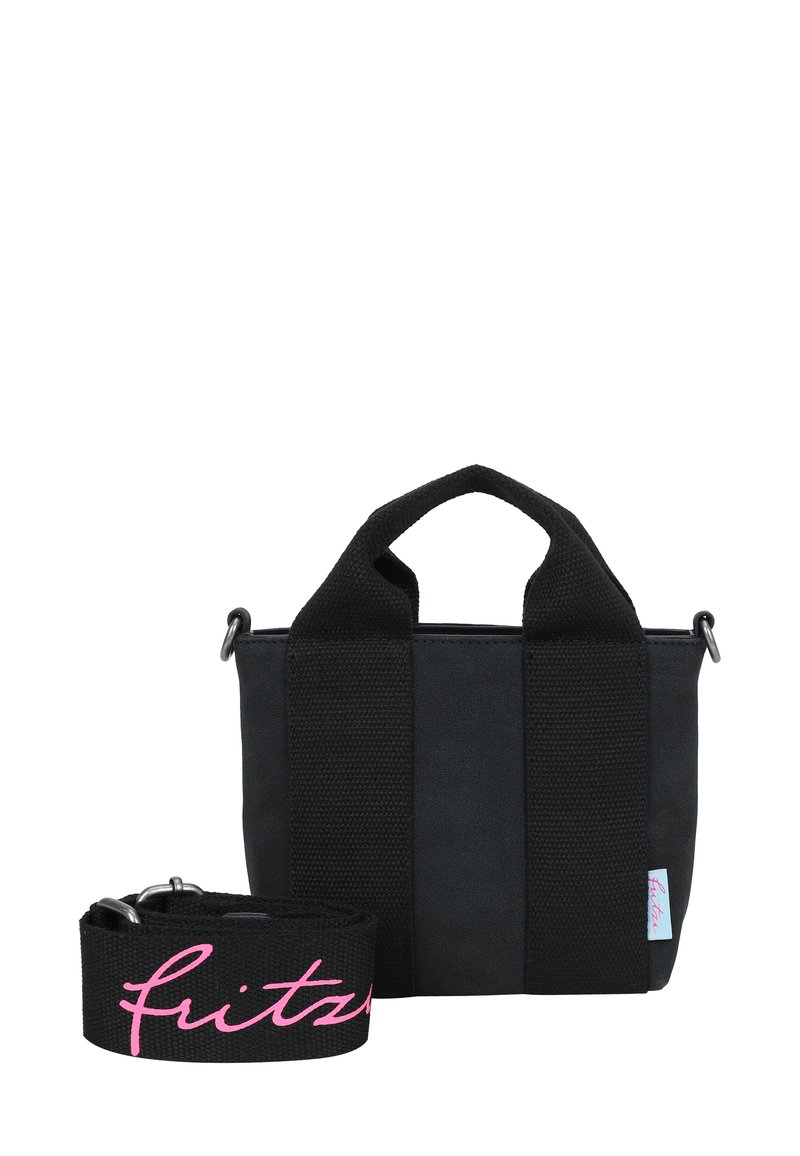 Bolsa de tela negra con asas cortas y una correa desmontable. Presenta texto en contraste en color rosa en la correa. Forma rectangular compacta.