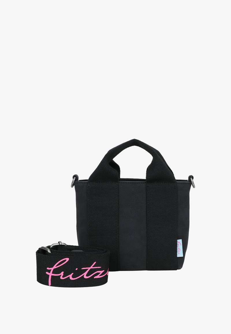 Bolsa de tela negra con asas cortas y una correa desmontable. Presenta texto en contraste en color rosa en la correa. Forma rectangular compacta.