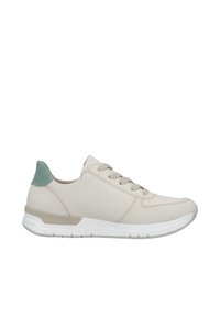 Baskets en cuir beige clair avec lacets gris, semelle blanche et accent en daim vert au talon, vue latérale sur fond blanc.