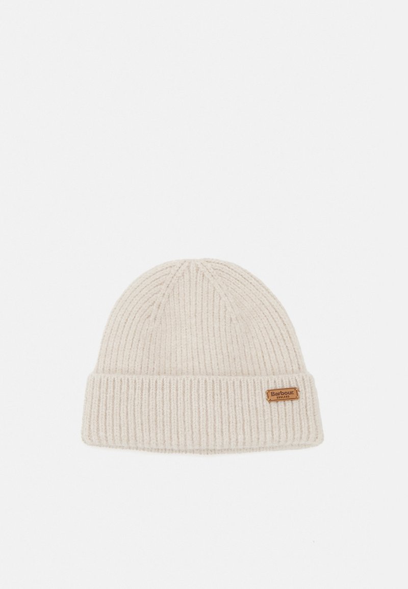 Căciulă tricotată de culoare bej deschis, cu o textură cu voi și un tiv pliat. Prezintă o etichetă mică din piele maro pe partea din față.