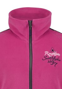 Kurtka polarowa w jasnoróżowym kolorze z wysokim kołnierzem, pełnym zamkiem z przodu i czarnymi akcentami na ramionach. Posiada haftowane logo i detale tekstowe.