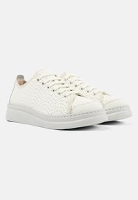Sneaker in pelle bianca perforata con finitura testurizzata, caratterizzati da punta rotonda, suola piatta bianca e sei passanti per lacci.