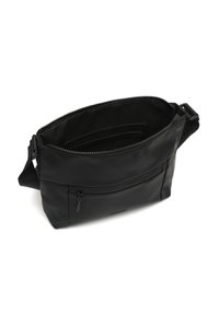 Crna crossbody torba s podesivom trakom, otvoren glavni zippered odjeljak i prednji zippered džep na bijeloj pozadini.