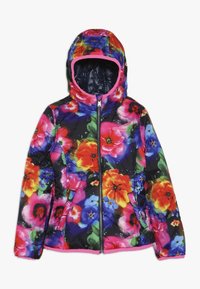 Květinová péřová bunda s černým pozadím, živé vícebarevné květiny a růžový lem kolem kapuce a spodního okraje. Obsahuje přední zip.