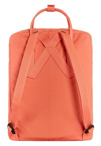 Sac à dos corail de forme rectangulaire, fabriqué en tissu, doté de bretelles réglables croisées et d'une poignée de transport supérieure. Design simple.