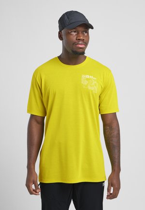 Geel T-shirt met korte mouwen, ronde hals en een grafische print op de linkerborst. Materiaal lijkt glad, lichtgewicht en ademend.