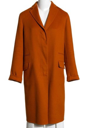 Long manteau en laine orange brûlé avec col cranté, manches longues, poches à rabat et fermeture avant dissimulée sur un mannequin blanc.