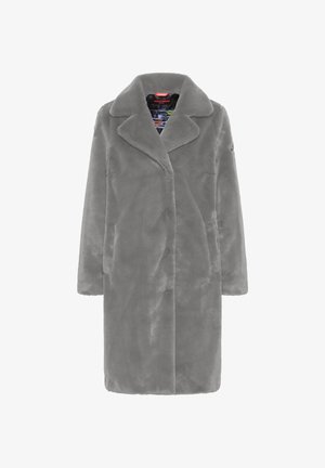 Długi szary płaszcz z futra sztucznego o miękkiej teksturze, z wyłamanym kołnierzem i bocznymi kieszeniami. Posiada delikatny blask i zapina się na ukryte guziki.