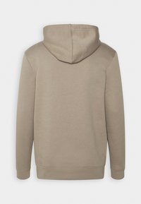 Felpa beige con una texture morbida, dotata di cappuccio con cordino, maniche lunghe e polsini e orlo a costine. La vista posteriore mette in evidenza una finitura liscia.