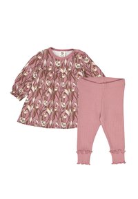 Lyserød blomstret top med lange ærmer og samlet liv, parret med lyserøde leggings med flæser i kanten, lavet af blødt stof.