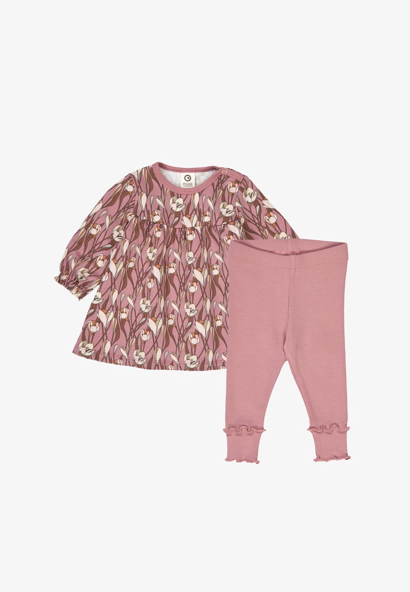 Lyserød blomstret top med lange ærmer og samlet liv, parret med lyserøde leggings med flæser i kanten, lavet af blødt stof.