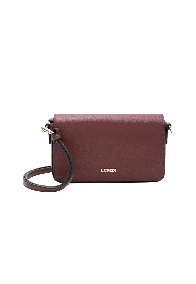 Borsa a tracolla in pelle bordeaux con hardware dorato, forma rettangolare, tracolla staccabile e logo impresso sul davanti. Tessuto liscio.