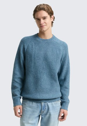 MIT RUNDHALSAUSSCHNITT - Strickpullover - denim blue melange