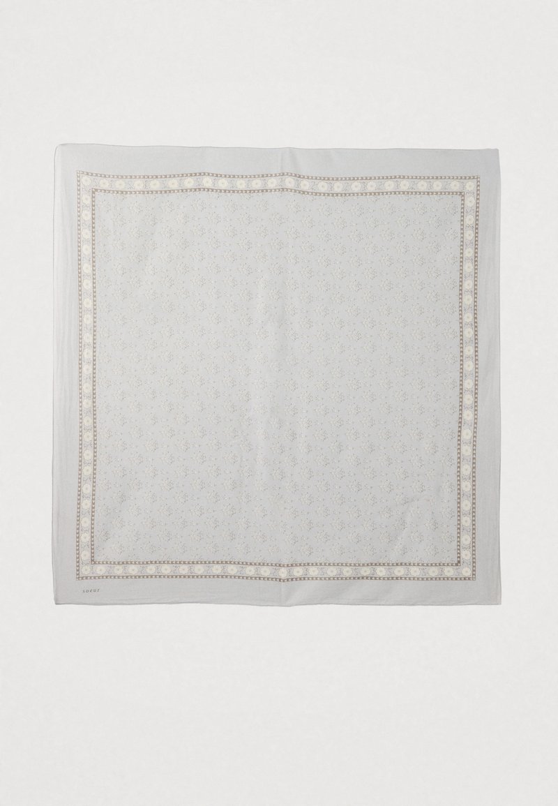 Ορθογώνιο ανοιχτογκρι κασκόλ με λεπτό λουλουδέν ιο σχέδιο και διακοσμητικό περίβλημα που περιλαμβάνει μικρούς κύκλους και περίπλοκες λεπτομέρειες.