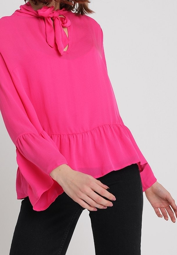 Blusa rosa brillante realizzata in tessuto leggero, con scollo a legatura, un'apertura a chiave e un orlo peplum a sbalzo con maniche lunghe.