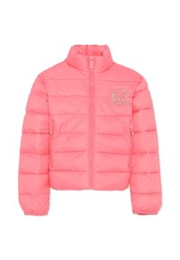 Różowa kurtka puchowa z wysokim kołnierzem, zapinana na zamek, z poziomymi przeszyciami. Posiada srebrny haftowany logotyp na piersi.