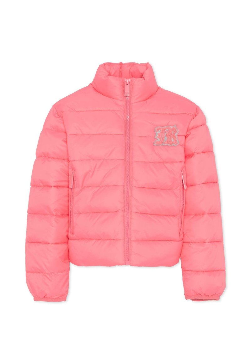 Różowa kurtka puchowa z wysokim kołnierzem, zapinana na zamek, z poziomymi przeszyciami. Posiada srebrny haftowany logotyp na piersi.