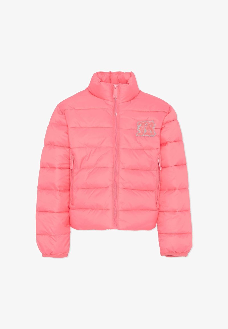 Różowa kurtka puchowa z wysokim kołnierzem, zapinana na zamek, z poziomymi przeszyciami. Posiada srebrny haftowany logotyp na piersi.