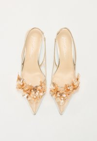 Tacchi slingback nudi con punta affusolata, caratterizzati da un'applicazione floreale in pesca e oro, con dettagli trasparenti e una finitura liscia.