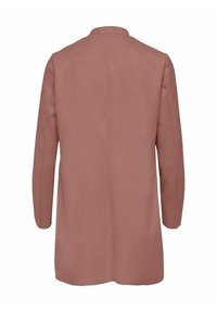 Dlouhý, měkký, růžový kabát s hladkou texturou, bezdetailní zadní částí a dlouhými rukávy. Žádné viditelné zapínání ani ozdoby.