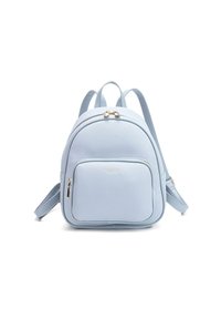 Sac à dos bleu clair en matériau synthétique texturé avec des zips dorés, comprenant une poche avant et deux bretelles ajustables.