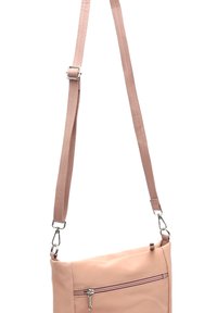 Svijetloružičasta torba koja se nosi preko tijela, glatke teksture, s podesivim remenom i prednjim džepom sa zatvaračem. Ima metalne detalje.