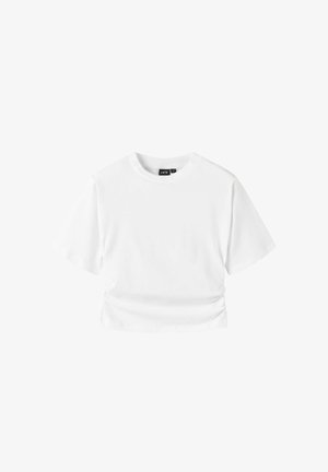 Effen witte korte mouw crop top met ronde hals en een klein zwart merkembleem aan de binnenkant van de kraag.
