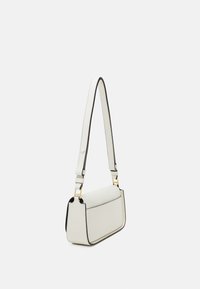 Sac à épaule en cuir blanc avec des bordures noires, en forme rectangulaire, avec une bandoulière réglable et des accents en métal doré. Texture lisse et design élégant.