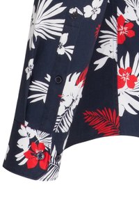 Korte mouwen blouse van marineblauwe stof met witte en rode bloemenpatronen, voorzien van knopen en een rechte zoom.