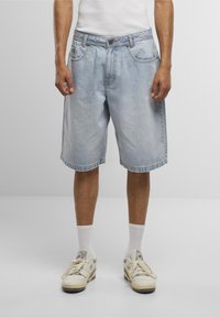 Shorts en denim bleu clair avec une coupe décontractée, équipés de deux poches avant, d'une fermeture à bouton et d'un délavage. Taille et ourlet standard.
