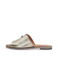 Guld metallic slide sandal med åbent tådesign, tekstureret overflade og en flad brun sål. Har en dekorativ sølvaccent.
