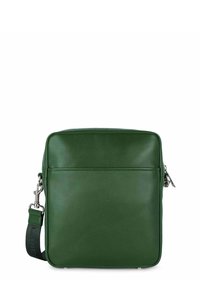 Sac messenger en cuir vert avec une texture lisse, de forme carrée, poche zippée à l'avant et bandoulière réglable portant un marquage noir.