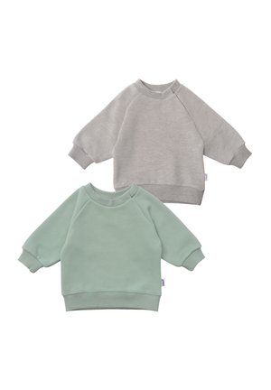 Zwei Sweatshirts ausgestellt; eines in Hellgrau und eines in Pastellgrün. Beide haben lange Ärmel, runde Ausschnitte und gerippte Bündchen mit einer weichen Textur.
