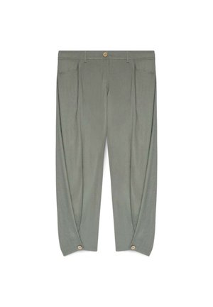 Jasnozielone zwężane spodnie z przednimi zakładkami, szlufkami na pasek, zapinane na guziki i z guzikami przy mankietach przy kostkach na białym tle.