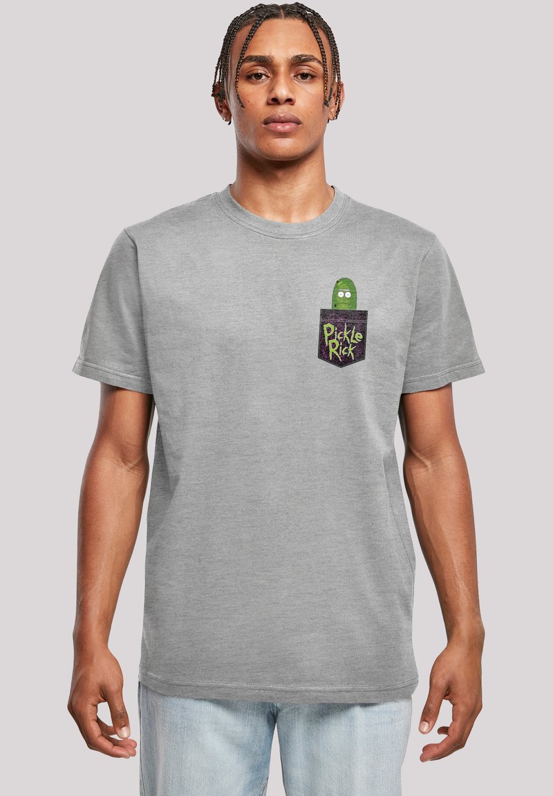 Grå bomulds t-shirt med korte ærmer, der har et trykt grønt pickle med øjne i lommen og teksten "Pickle Rick" nedenfor.