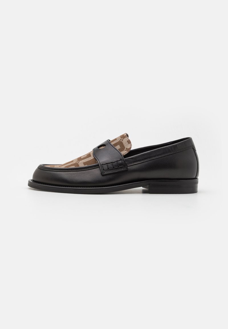 Schwarze Lederloafer mit einem braunen, gemusterten Stoffeinsatz an der Vorderseite. Verfügt über eine flache Sohle und eine Nahtdetails entlang der Seiten.
