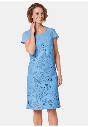 Blauwe jurk met een bloemenkantontwerp, korte mouwen en een recht model. De stof is lichtgewicht met ingewikkelde uitsnijdingen.