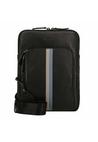 Bolso mensajero de cuero negro con superficie texturizada, que presenta un bolsillo frontal, un acento a rayas en azul y gris, y una correa ajustable.