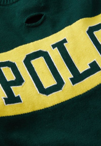 Zeleno-ženska pletena sv sweater z velikim grafikonom "POL" v temno zeleni barvi. Ima okroglo ovratnik in majhno luknjo v tkanini.