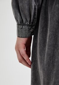 ONLY Carmakoma CARAVRIL DRESS - Džinsa auduma kleita - dark grey denim