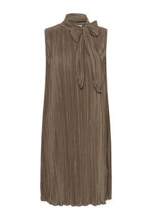 Abito marrone senza maniche, plissettato, con collo alto e fiocco decorativo sul lato sinistro.