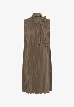 Abito marrone senza maniche, plissettato, con collo alto e fiocco decorativo sul lato sinistro.