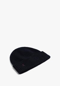 Gorro de punto en azul marino oscuro con textura acanalada y puño doblado, con un pequeño detalle de logotipo cerca del borde.